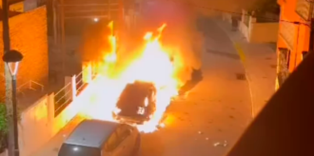 VÍDEO: Un incendio afecta tres coches aparcados en una calle de Tarragona