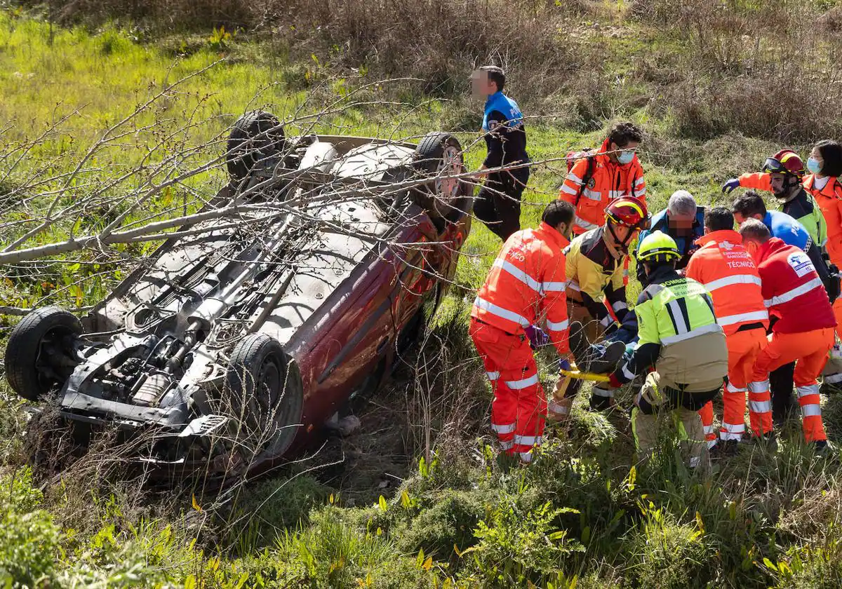 Turismo vuelca en Ciudad Rodrigo y cae a un regato en plena calle