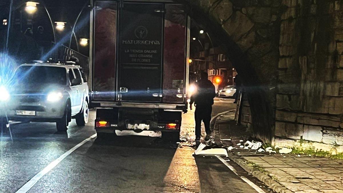 Una furgoneta que ha chocado con su techo en el puente de San Marcos.