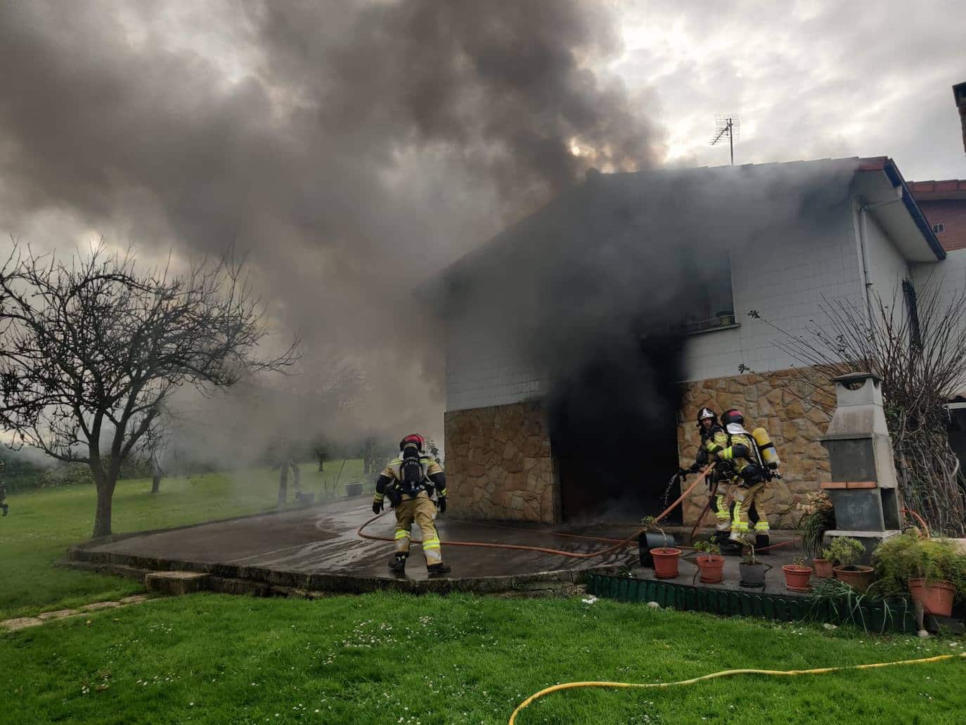 Herida una mujer de 70 años al intentar sofocar un incendio en su casa de Castiello, en Gijón