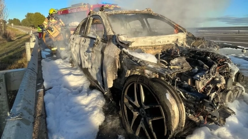 Vehículo arde en la A-23, en Almudévar, sin causar heridos: explosión y llamas en el motor y maletero
