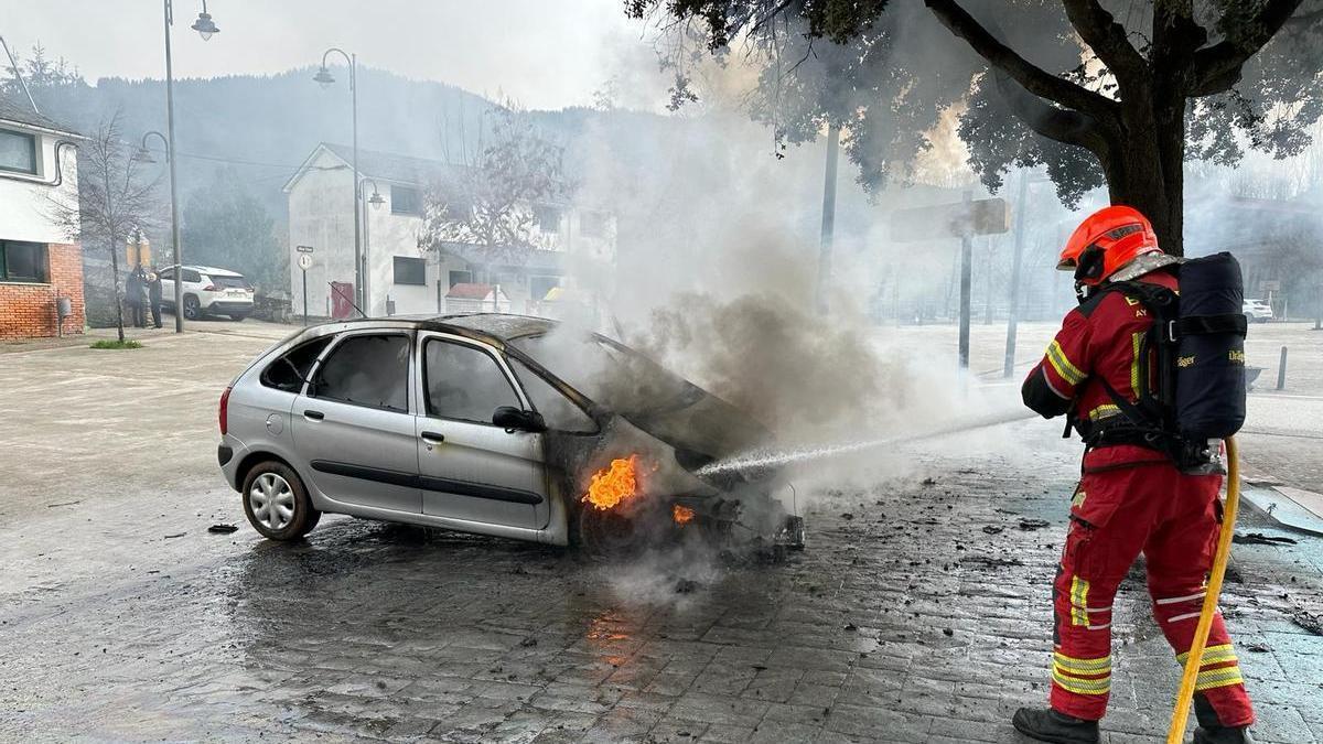 El vehículo incendiado en la localidad de Toral de Merallo.