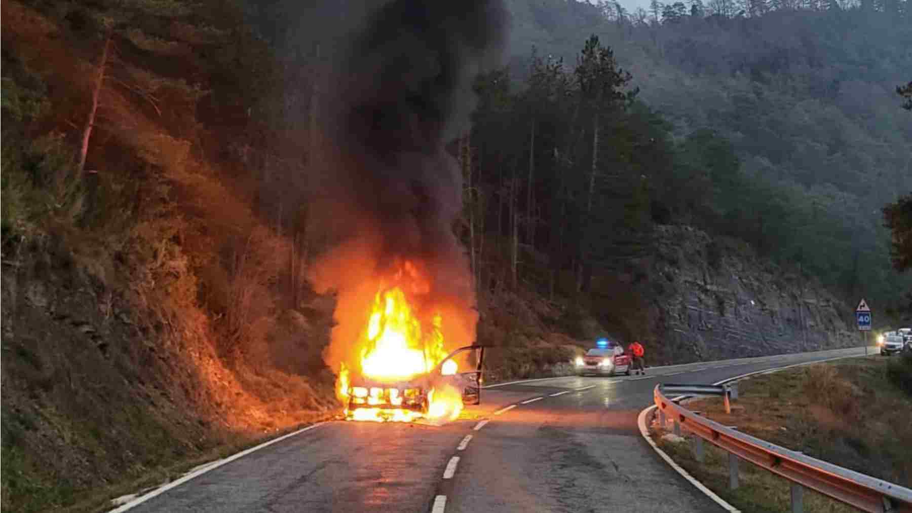 Vehículo en llamas: conductora escapa de tragedia en la N-135 de Navarra