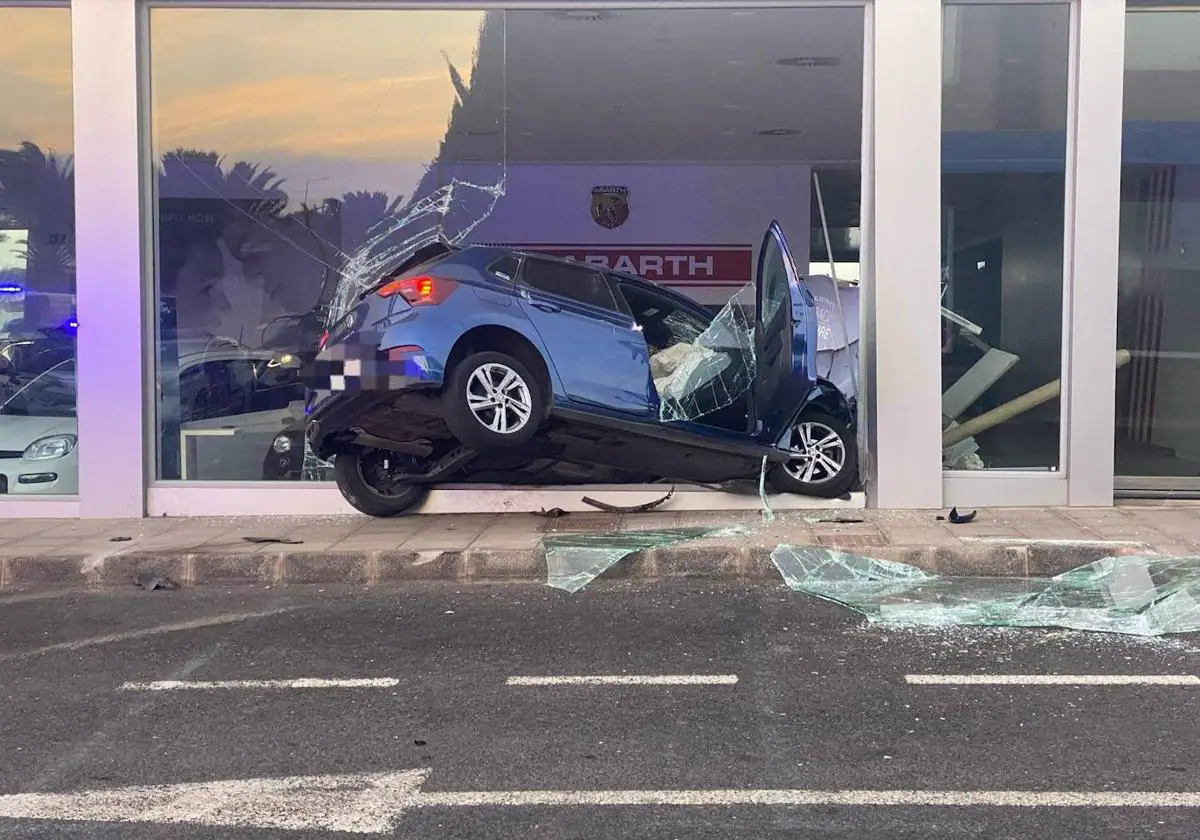 Un vehículo impacta contra la fachada de cristal de un concesionario de coches en Lanzarote