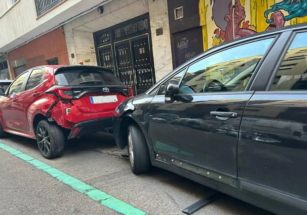 Buscan al coche que ha causado daños de madrugada en otros dos estacionados
