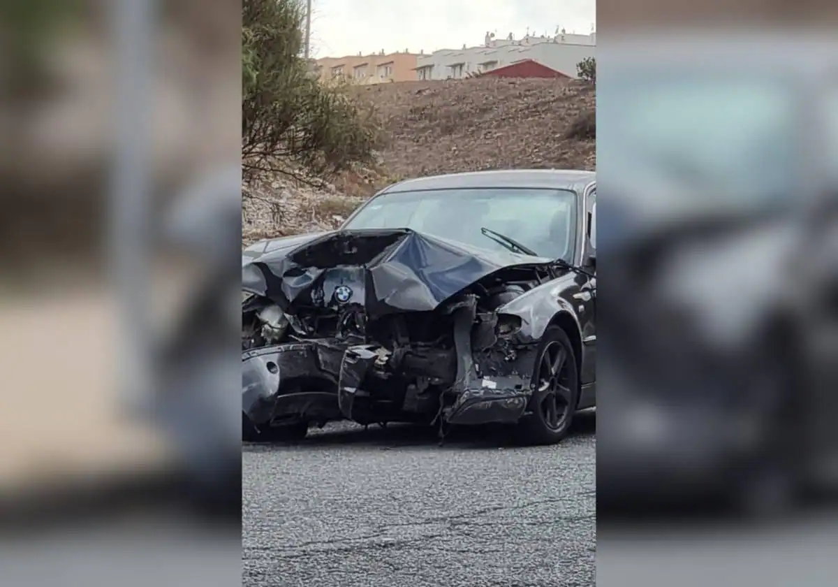 Vehículo realizando trompos en Las Palmas de Gran Canaria choca violentamente contra farola, dejando la parte frontal destrozada