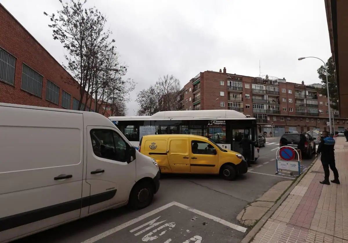 Un todoterreno bloquea el tráfico de una calle al completo en Salamanca