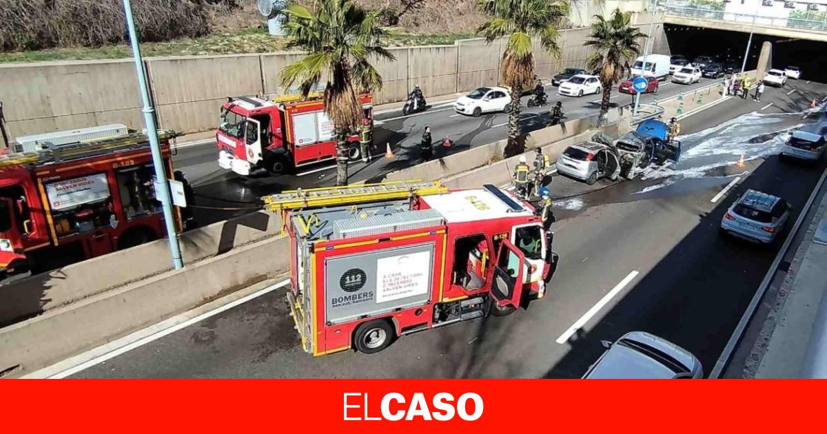 Aparatoso accidente en la ronda de Dalt de Barcelona: dos coches calcinados y los ocupantes saliendo corriendo