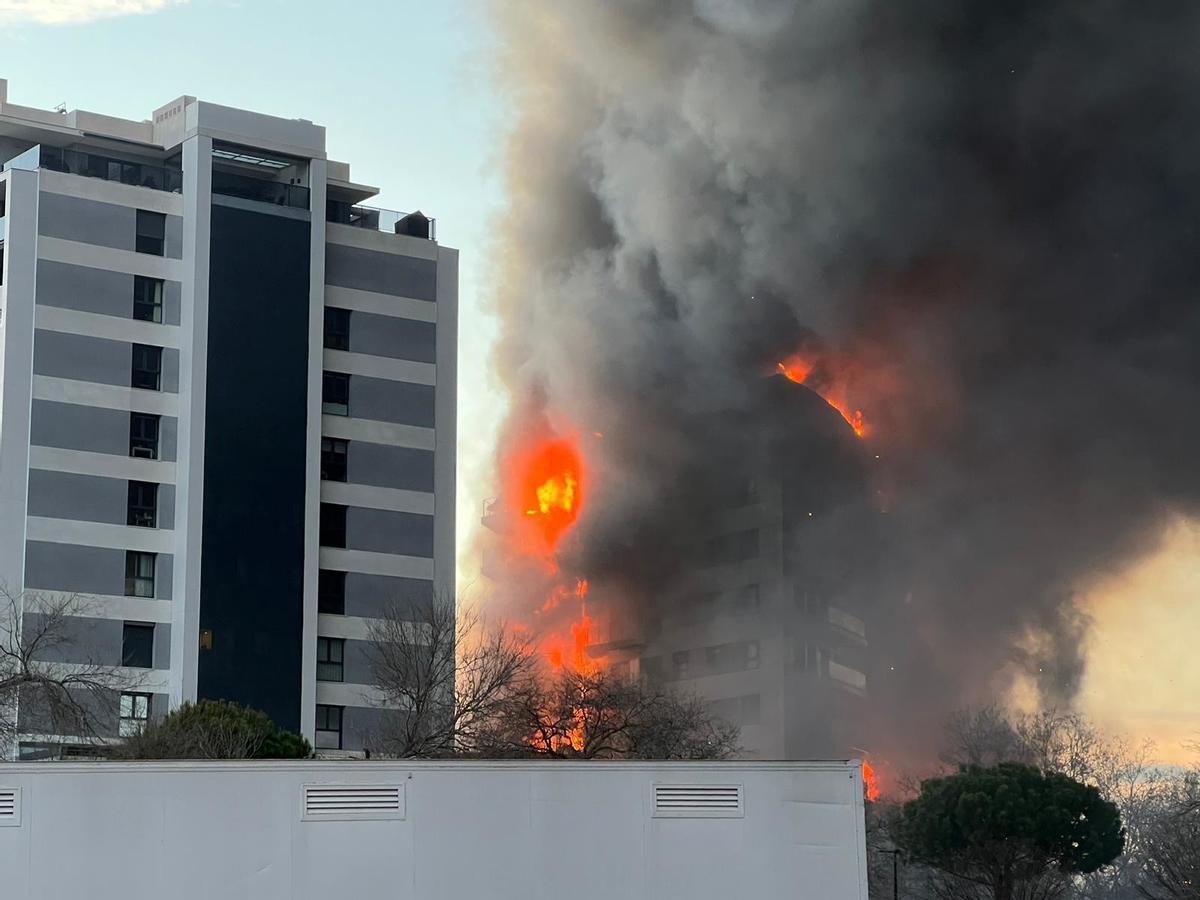 Vídeo: Trágico incendio en València: Llamas arrasan edificio dejando atrapados a vecinos y bomberos heridos
