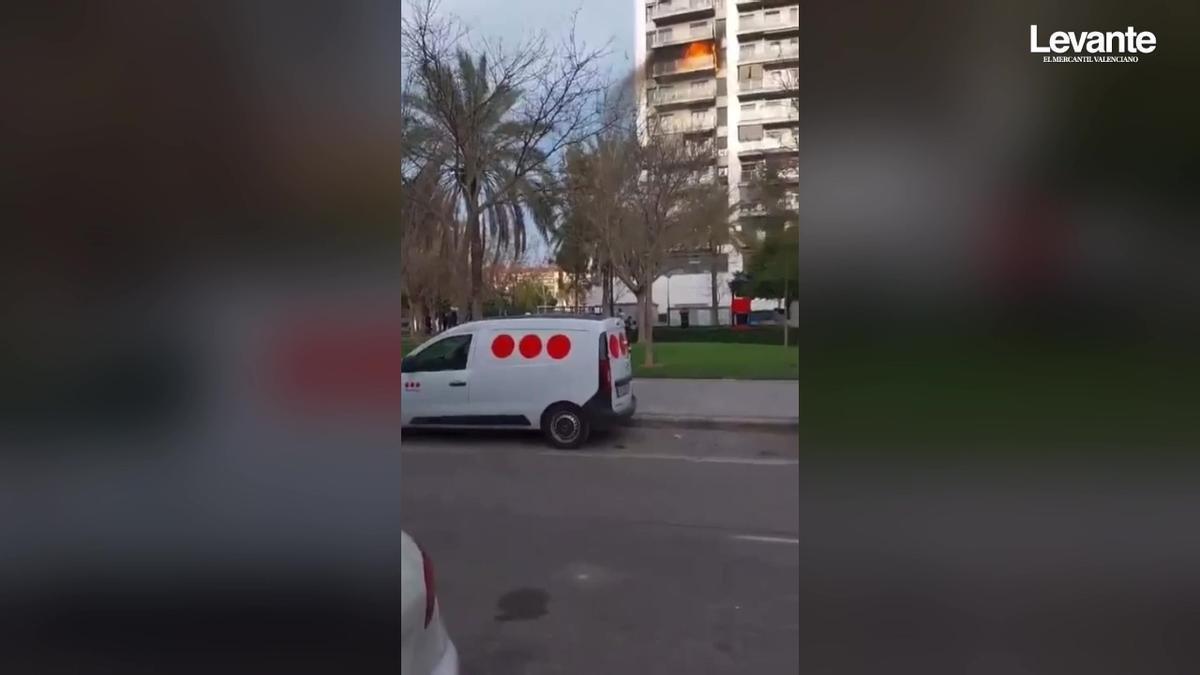 Vídeo: <b>Devastador incendio en edificio de viviendas en Valencia controlado por bomberos y UME</b>