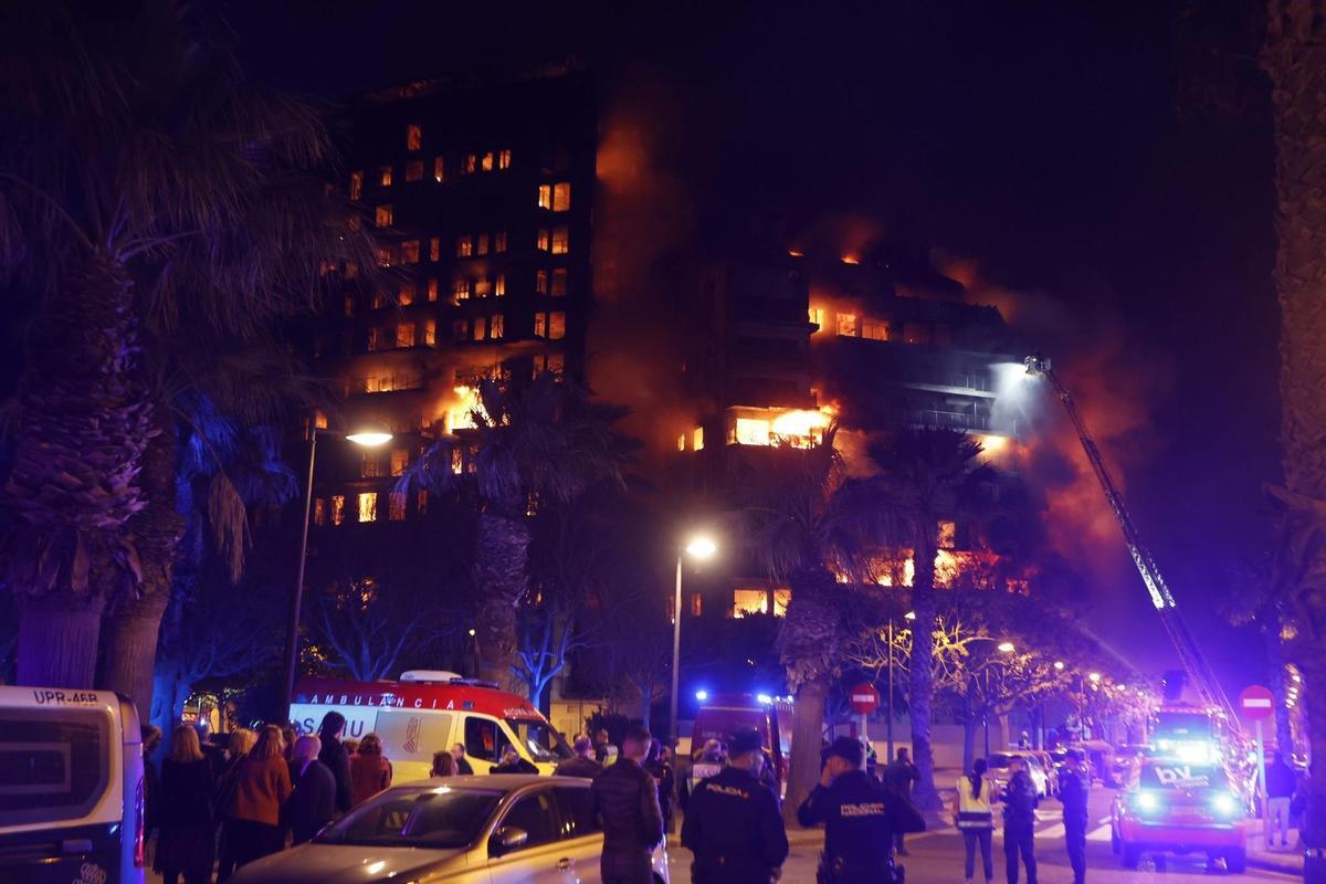 Vídeo: Incendio devastador en Valencia: vecinos desesperados mientras los edificios arden y cientos de personas atrapadas