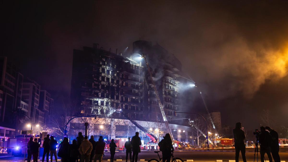 Vídeo: Incendio en edificios de Campanar deja un interior en llamas durante toda la noche.