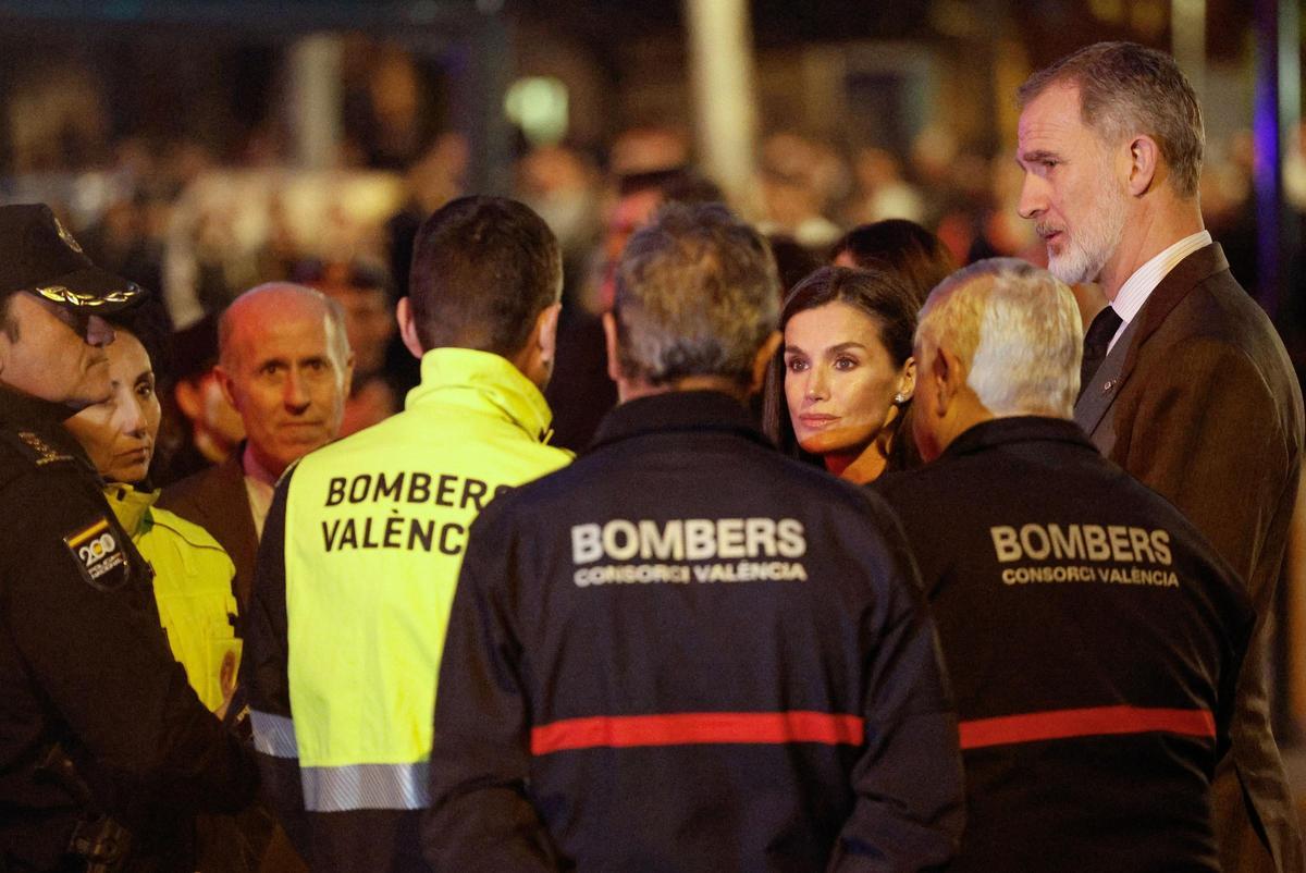 Vídeo: Los Reyes acompañan a las víctimas del incendio en Valencia y reconocen labor de seguridad y sanitarios.