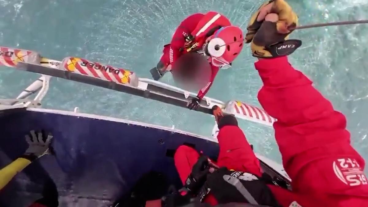 Impresionante rescate a un menor tras caer al mar en una playa de Tenerife