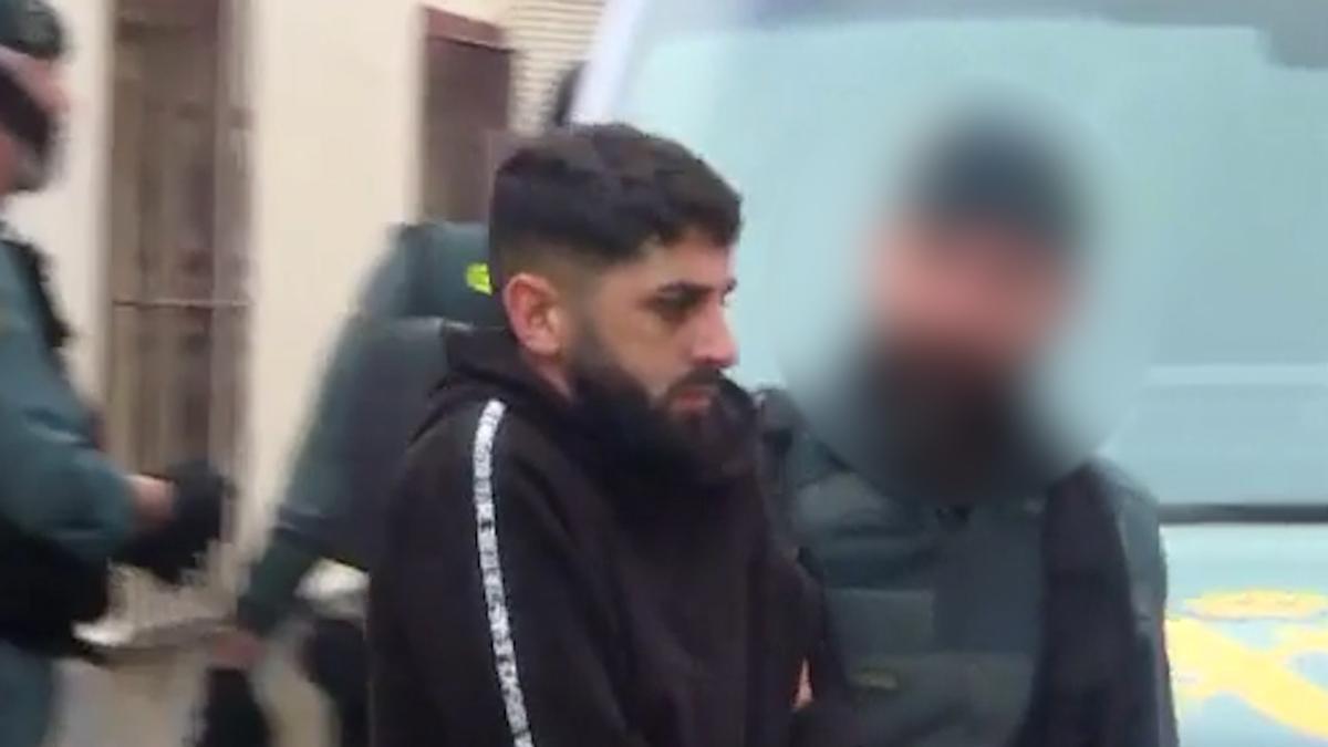 Recibidos al grito de ¡asesinos! los detenidos por la muerte de dos guardias civiles en Barbate, a su llegada a los juzgados