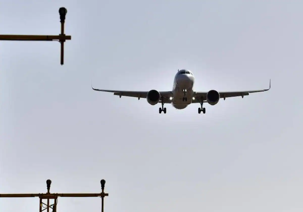 Las complicaciones en el embarazo de una pasajera obligan a desviar un vuelo a Gran Canaria
