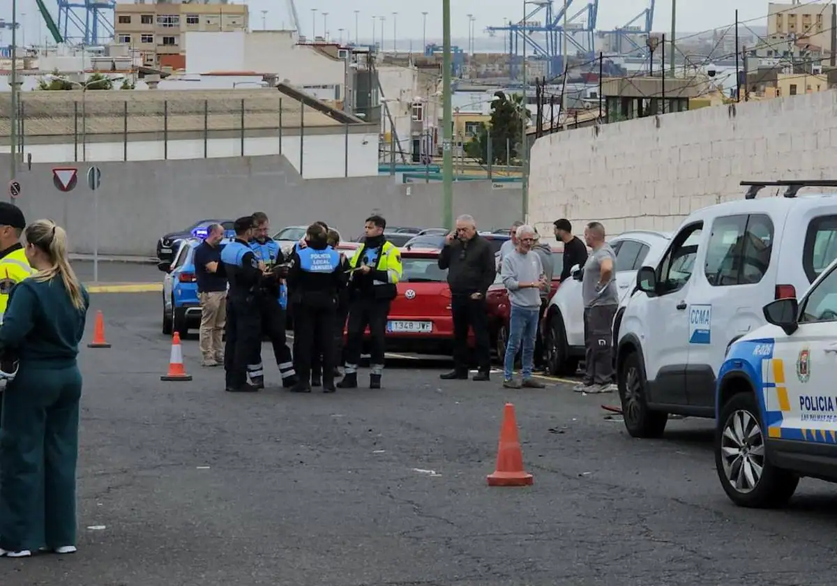 Pierde el control de su vehículo y roza varios coches aparcados en El Sebadal