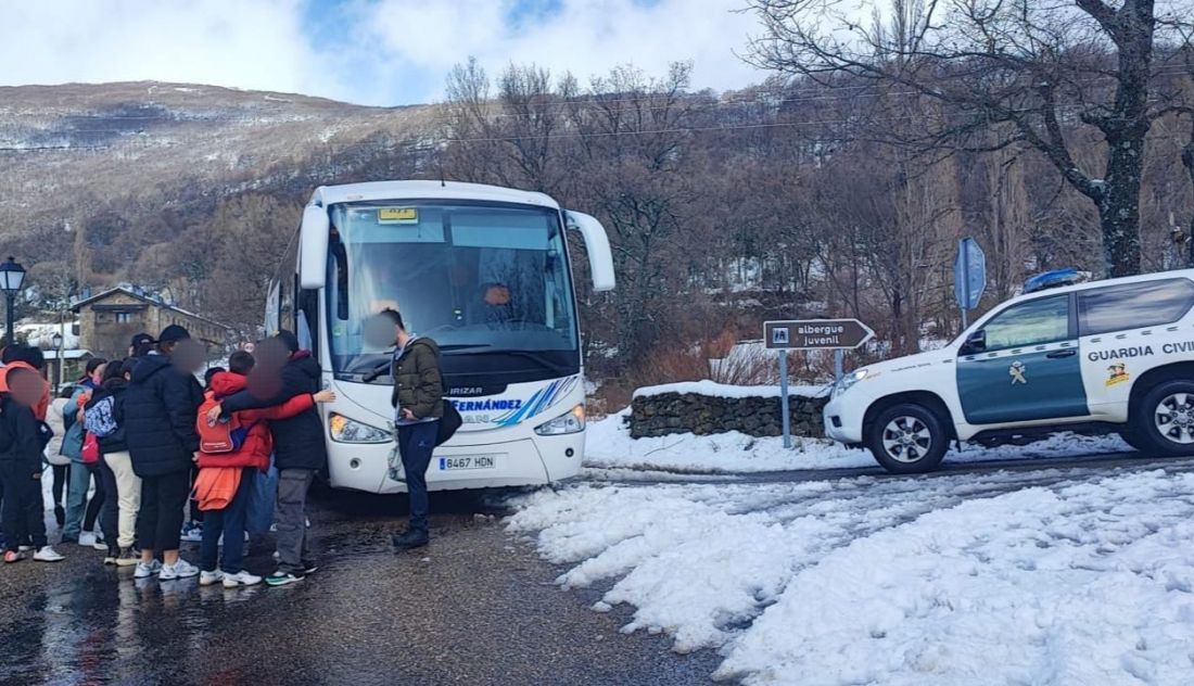 Atrapados por la nieve: la Guardia Civil rescata a un grupo de escolares en Zamora