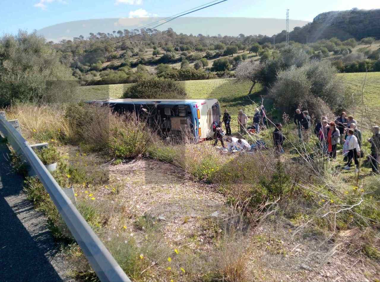 Autocar del IMSERSO vuelca en accidente en Mallorca dejando trece personas heridas