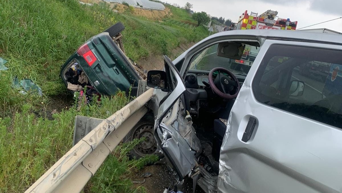 Aparatoso accidente en Moguer: dos personas quedan atrapadas y son trasladadas al hospital