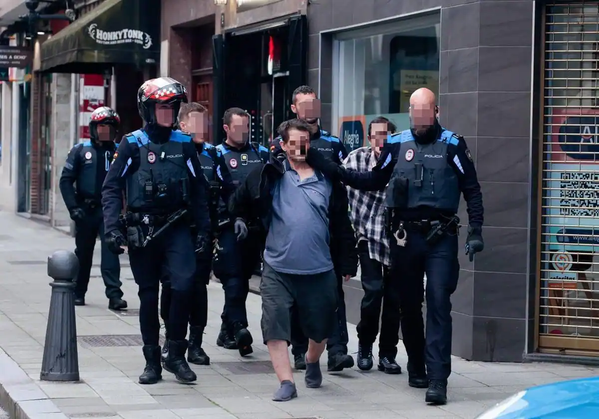 Nueva intervención policial en el 'narcopiso' de la calle Cabrales: dos detenidos por robar, agredir y encerrar en una habitación a un hombre