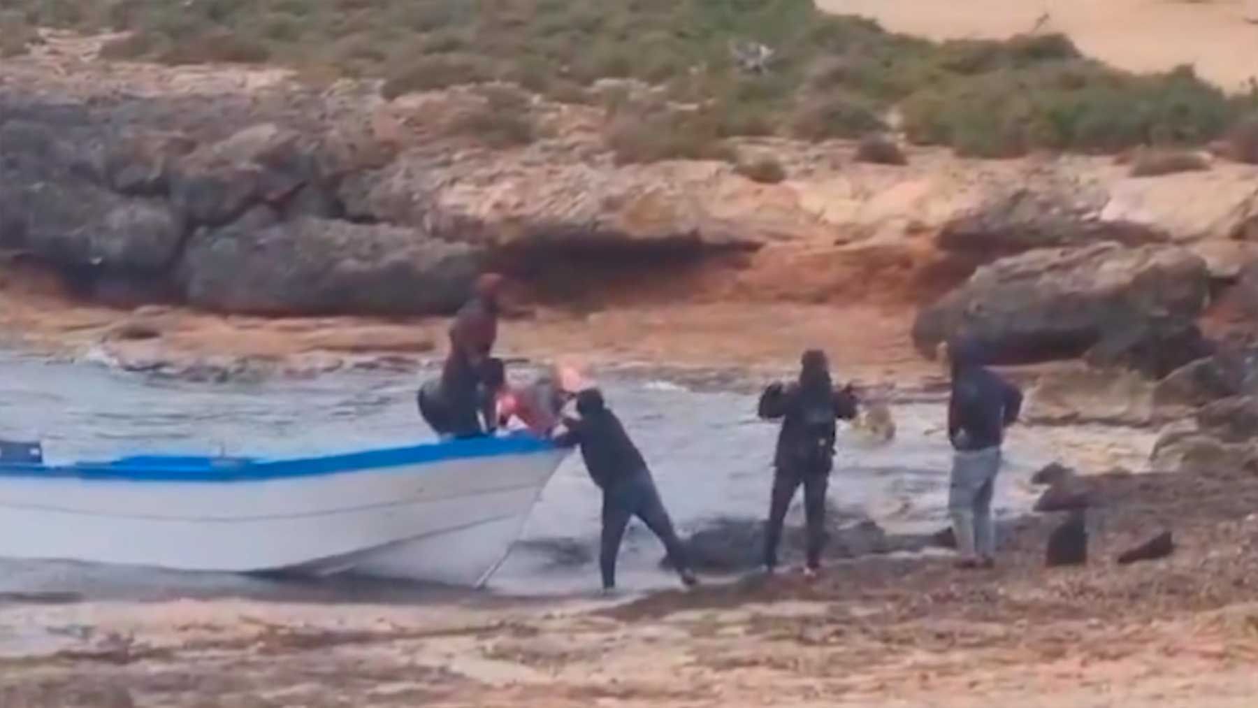Impactantes imágenes de la llegada a Mallorca de una patera con trece inmigrantes