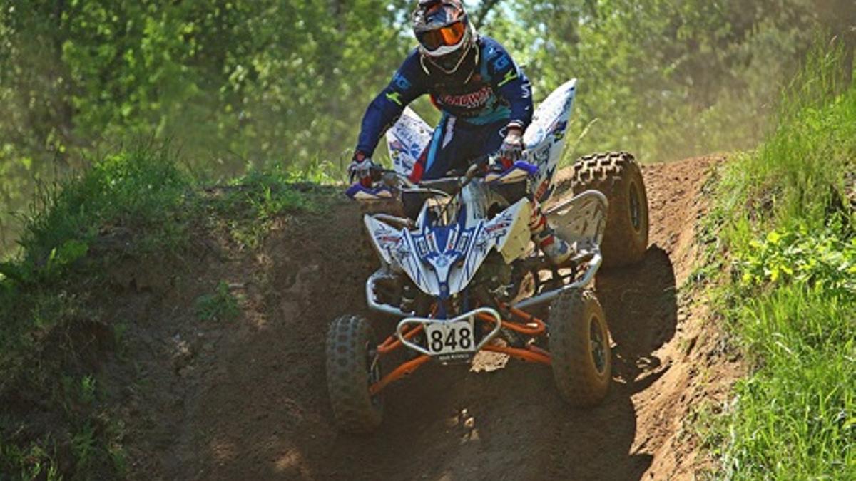 Un quad, circulando por un camino, en una imagen de archivo.