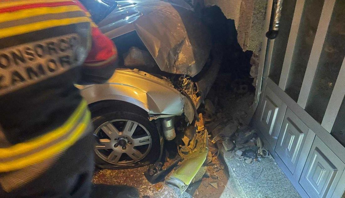 Trasladado al hospital tras empotrar su coche contra una casa en Zamora