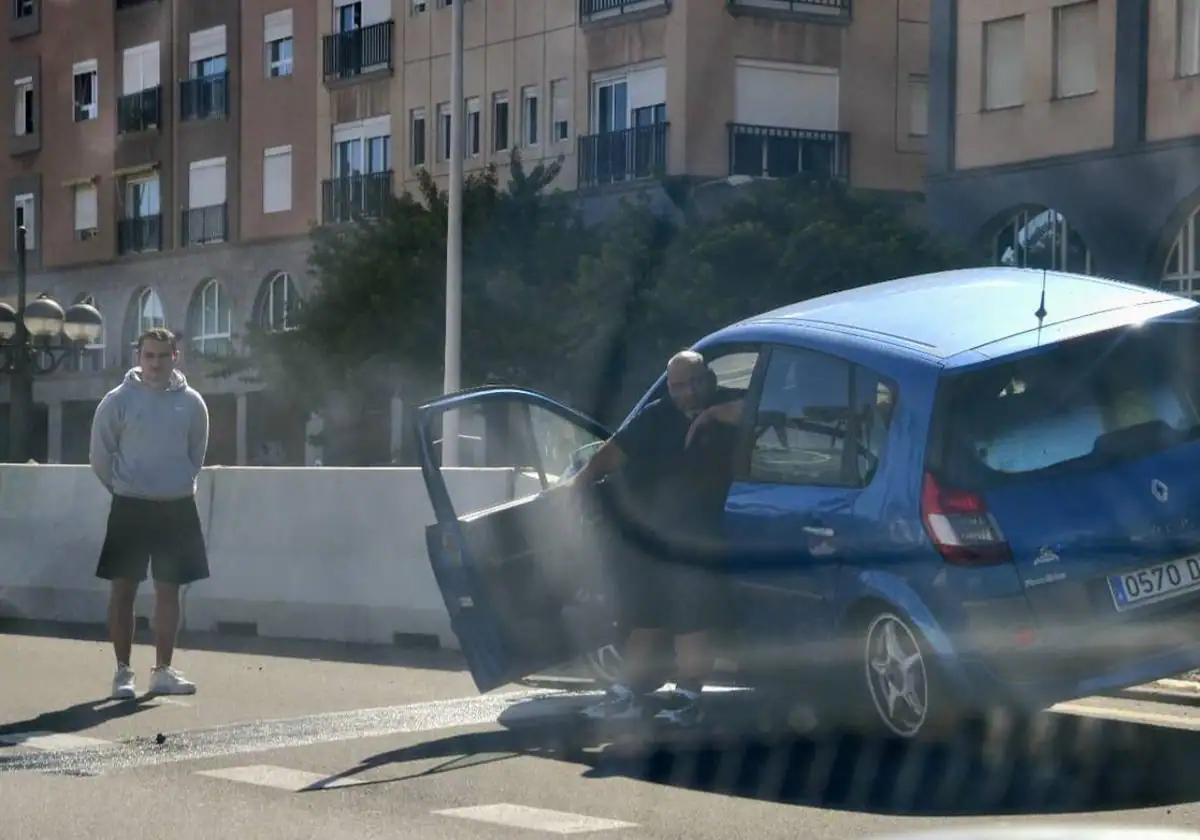 Aparatoso accidente en Las Palmas de Gran Canaria al salirse un coche de la vía
