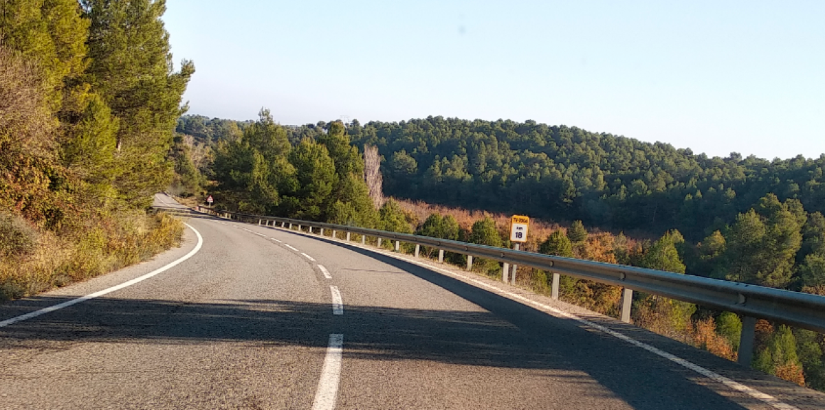 Un camió bolcat talla la carretera de Vimbodí a Vallclara