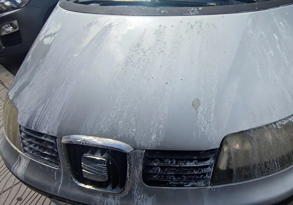Acto vandálico en Torre del Mar: Sosa cáustica y vandalismo en coche estacionado desata la búsqueda del responsable