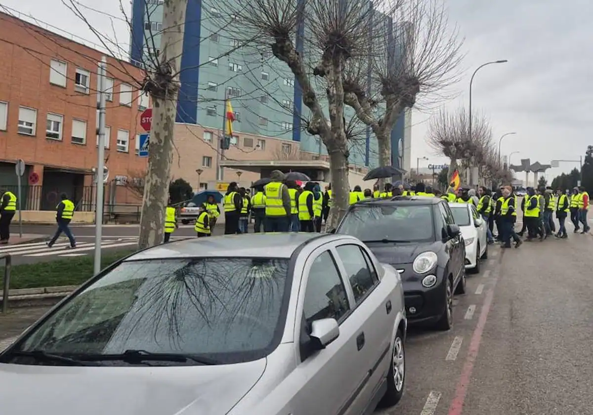 Decenas de agricultores protestan en la Guardia Civil de Burgos por las detenciones del miércoles