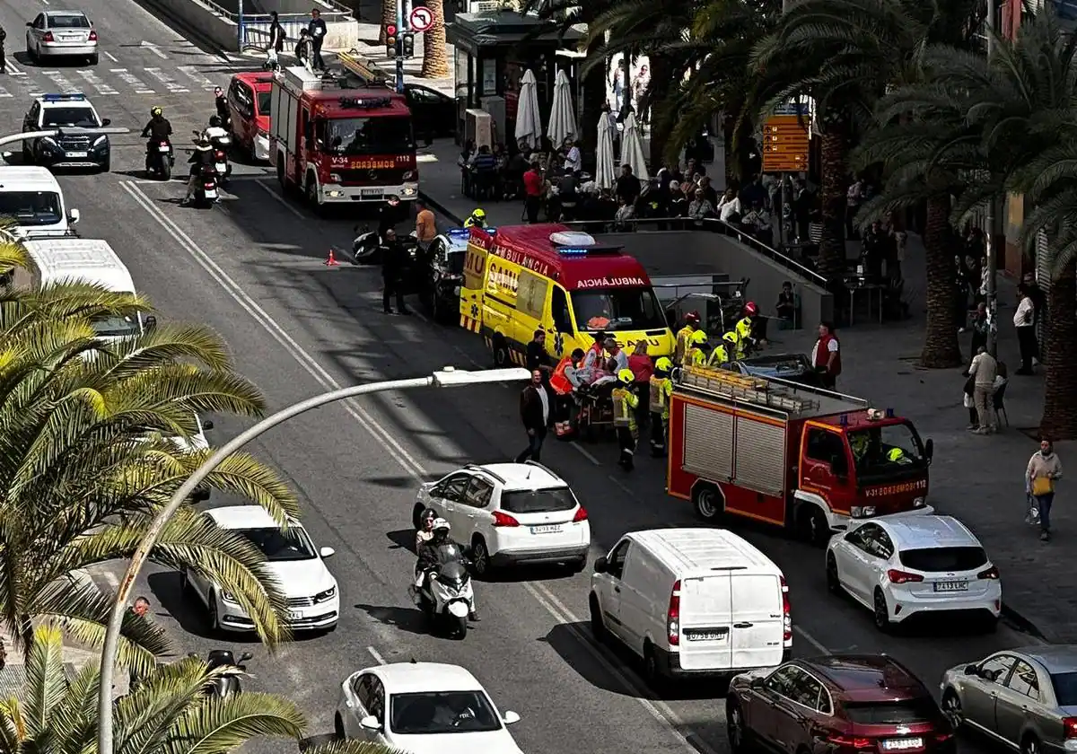 Aparatoso accidente en Alicante deja heridos a conductor y motorista