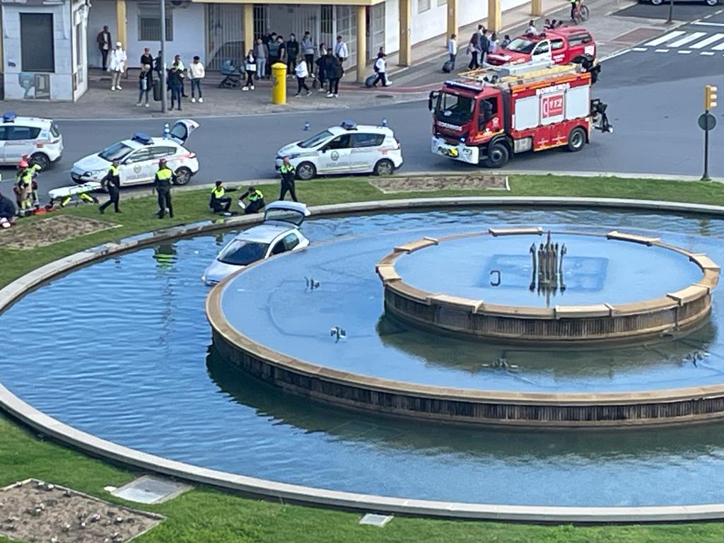 Grave accidente: Se estrella con su coche contra la fuente de los Bomberos en Huelva