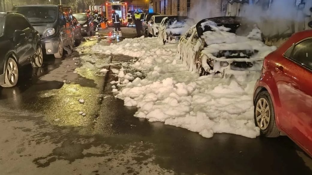 Gran susto de madrugada por el incendio de seis coches en el Matadero