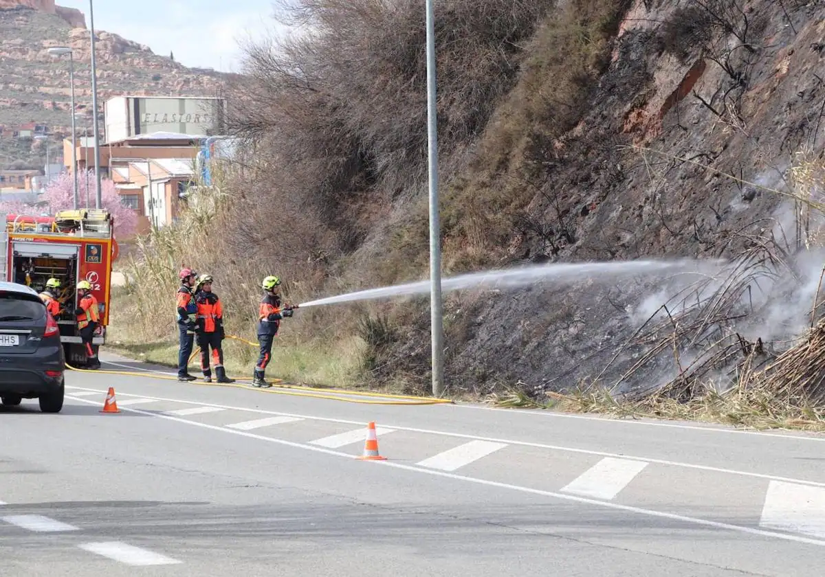 Arnedo en llamas: Voraz incendio consume ladera al ingresar por avenida de Quel