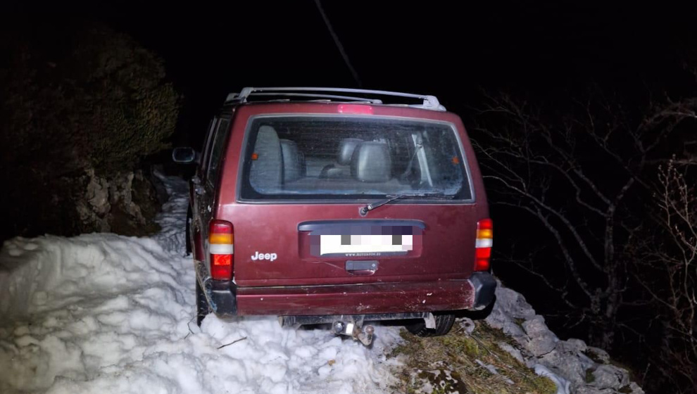 Rescatan a un matrimonio atrapado por la nieve en una pista forestal de Liébana