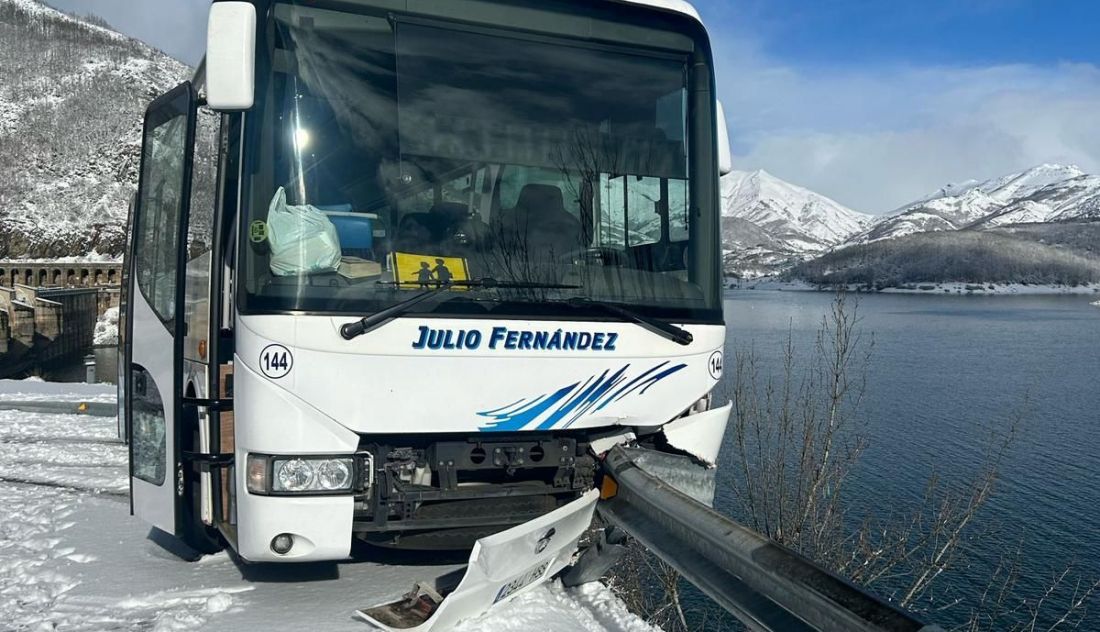 Un autobús de escolares zamoranos sufre un accidente en la nieve que pudo acabar en tragedia