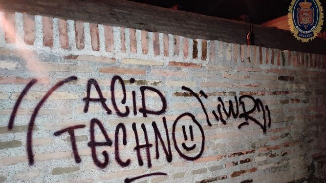 Imagen de las pintadas facilitadas por la Policía Local de Granada.