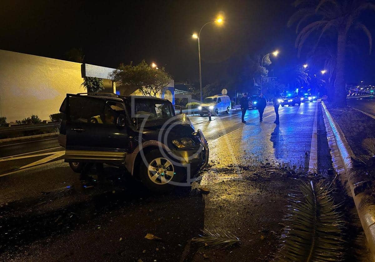 Rescatan a un conductor tras chocar con una mediana en Telde