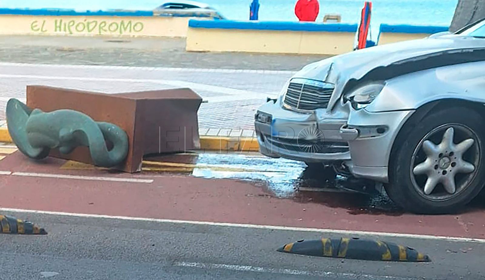 Conductora se estrella contra escultura en el paseo marítimo de Melilla debido a una baja de azúcar