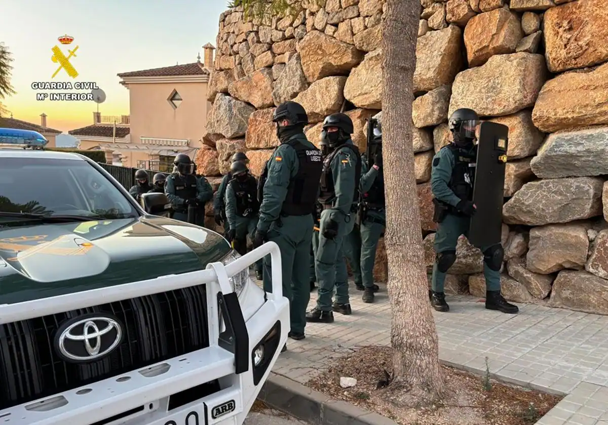 Descubierta plantación de marihuana en chalet de Polop de la Marina: detienen a un ciudadano lituano por delitos contra la salud pública