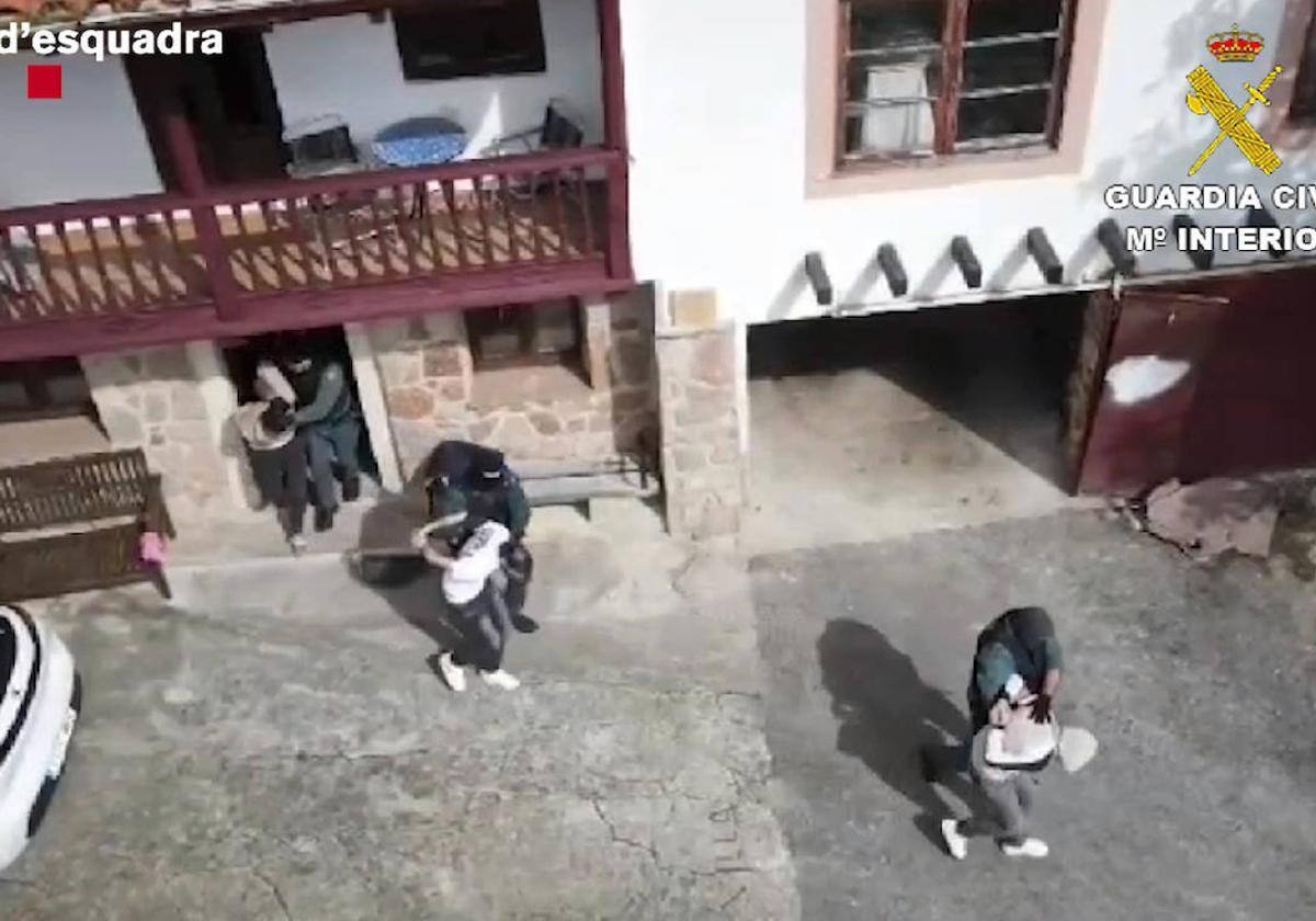 Casa y zulo en Llanes para asaltar viviendas por toda Asturias: detenidos seis miembros de una banda itinerante