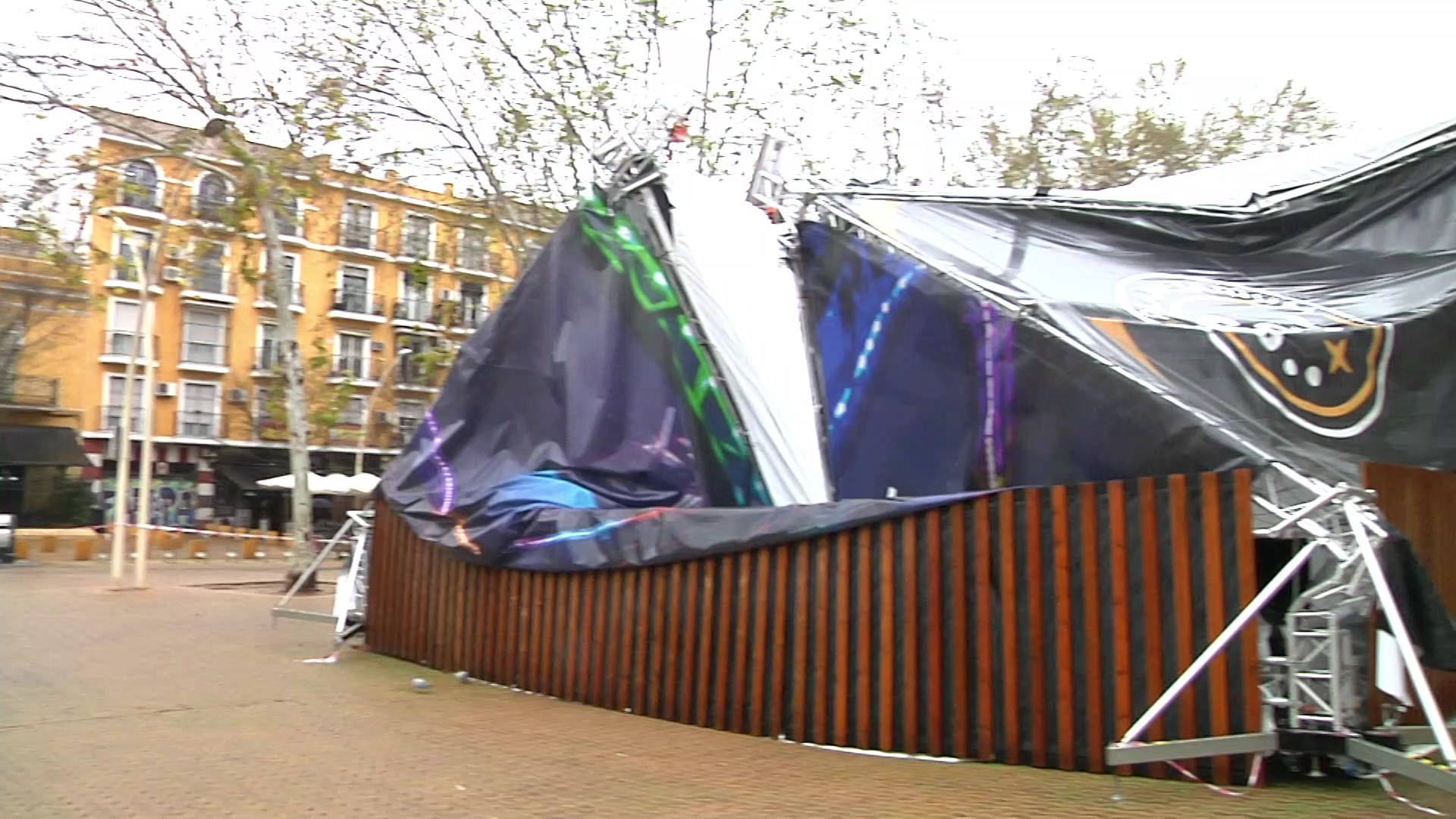Tres heridos tras el desplome de una carpa en Sevilla por culpa de la lluvia y el viento
