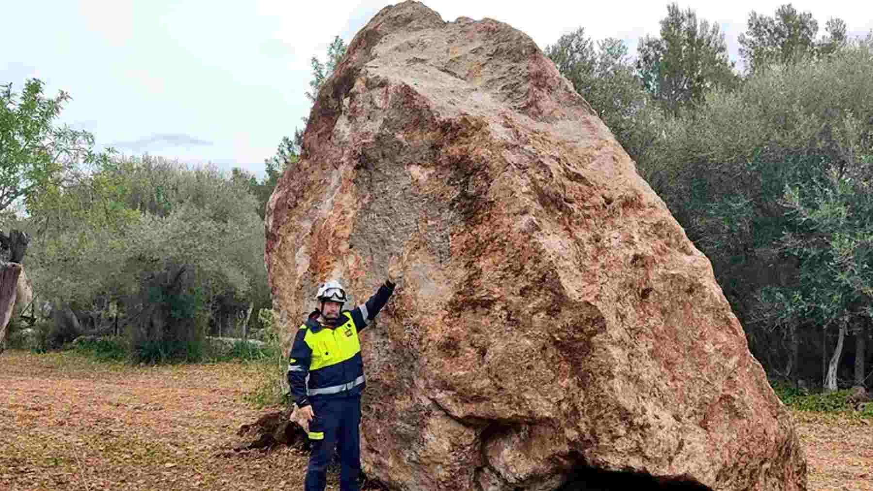 Desprendimiento de una roca de grandes dimensiones deja a cinco casas inaccesibles y sin electricidad en Sa Casa Nova, Esporles