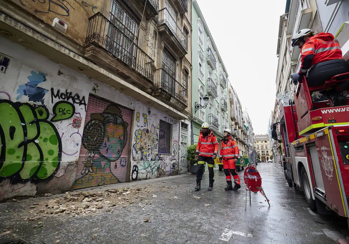 Un hombre resulta herido por un desprendimiento de fachada en el centro de Valencia