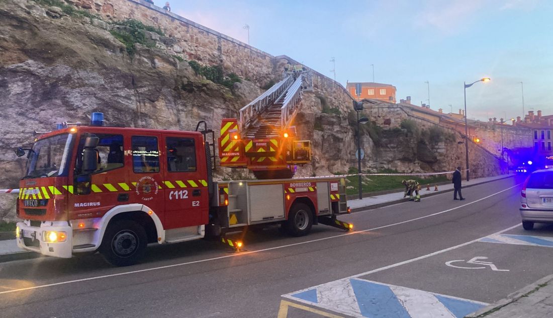 Desprendimiento en la muralla de Zamora moviliza a bomberos y Policía Municipal para garantizar la seguridad ciudadana.