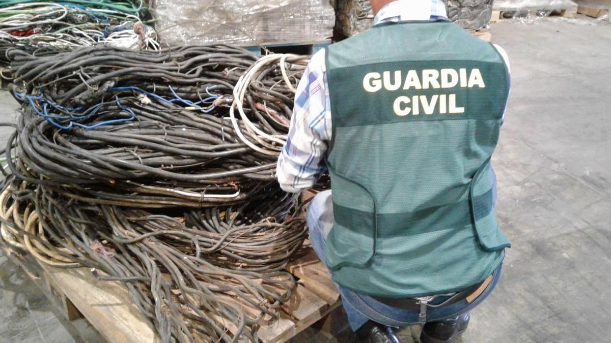 Detienen a tres personas en el Bierzo por robar cobre del alumbrado público de seis pueblos.