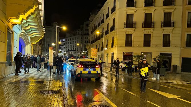 Policía Local de Granada frente a la discoteca Aliatar en Granada