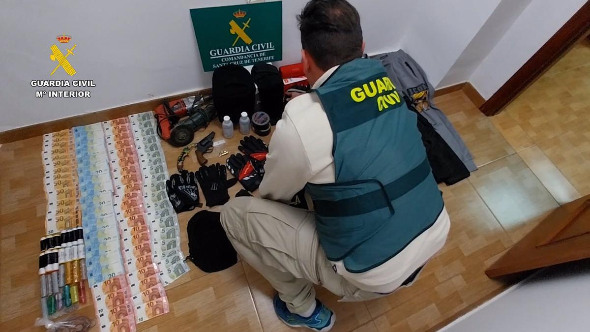 Un agente de la Guardia Civil, con los efectos requisados tras un robo en una gasolinera en El Médano.